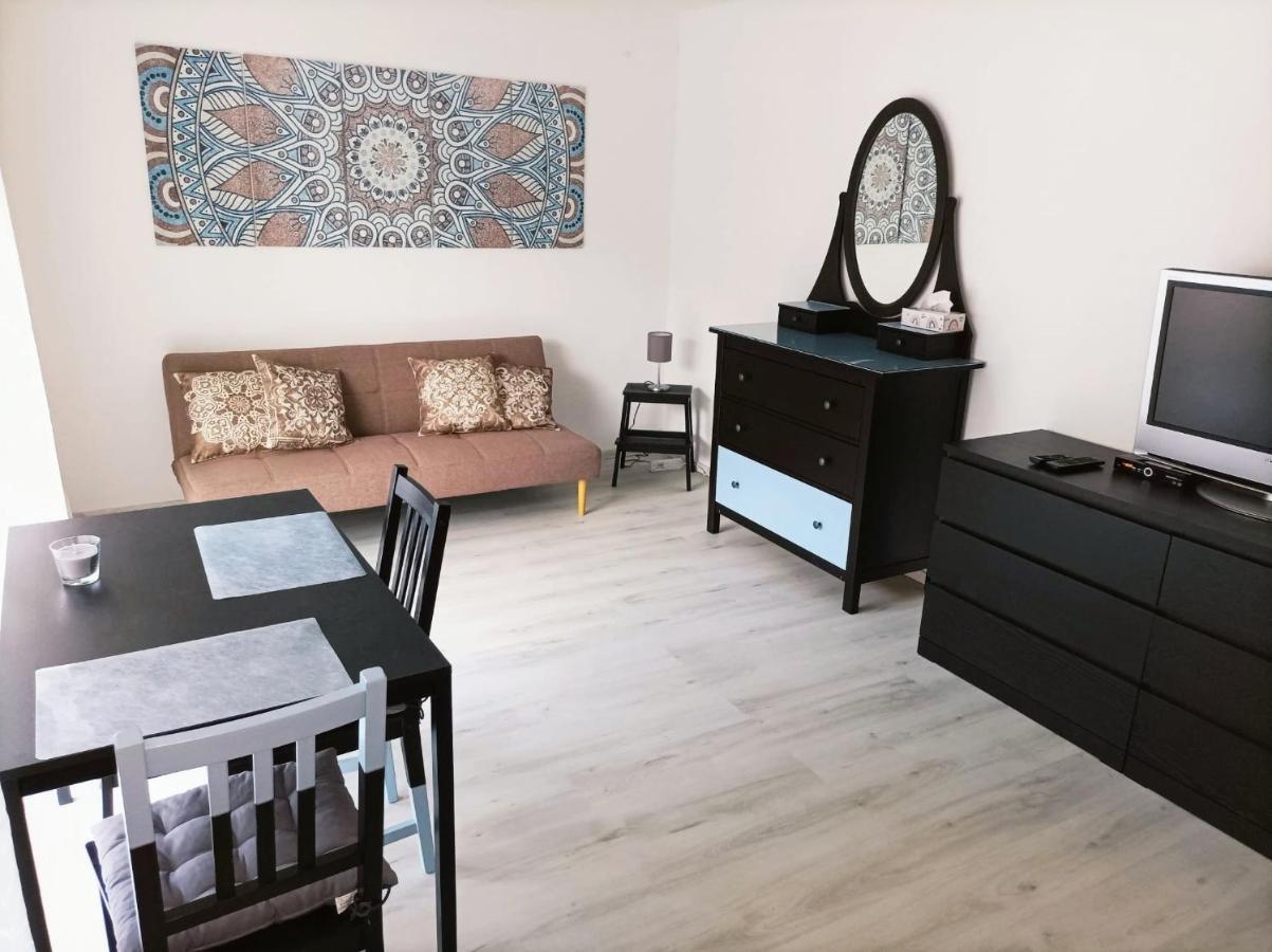 Kleine Ferienwohnung Mit Terrasse Am Waldrand เชอเนา ภายนอก รูปภาพ